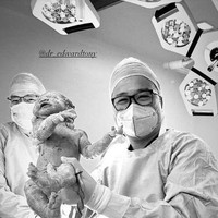 Sama seperti anak pertama, persalinannya kali ini juga dengan menggunakan metode operasi caesar. Dalam foto terlihat anak keduanya yang diberi nama Brielle Davidson itu yang baru saja dikeluarkan dari dalam perut oleh sang dokter. Foto: Instagram/@pattdevdex/@billydavidson_