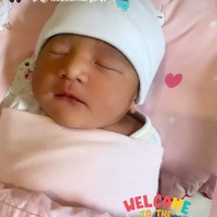 Tepat pada 4 Januari 2024 istri Billy Davidson, Patricia Devina Dextra melahirkan anak keduanya yang berjenis kelamin perempuan. Foto-foto perdana bayinya itu kemudian dibagikan oleh Billy dan sang istri ke akun Instagram masing-masing. Foto: Instagram/@pattdevdex/@billydavidson_