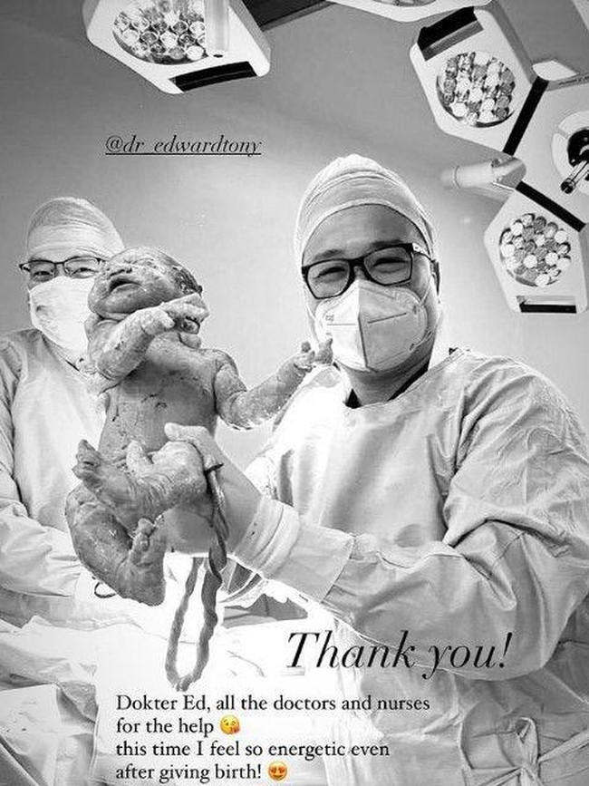 Sama seperti anak pertama, persalinannya kali ini juga dengan menggunakan metode operasi caesar. Dalam foto terlihat anak keduanya yang diberi nama Brielle Davidson itu yang baru saja dikeluarkan dari dalam perut oleh sang dokter. Foto: Instagram/@pattdevdex/@billydavidson_