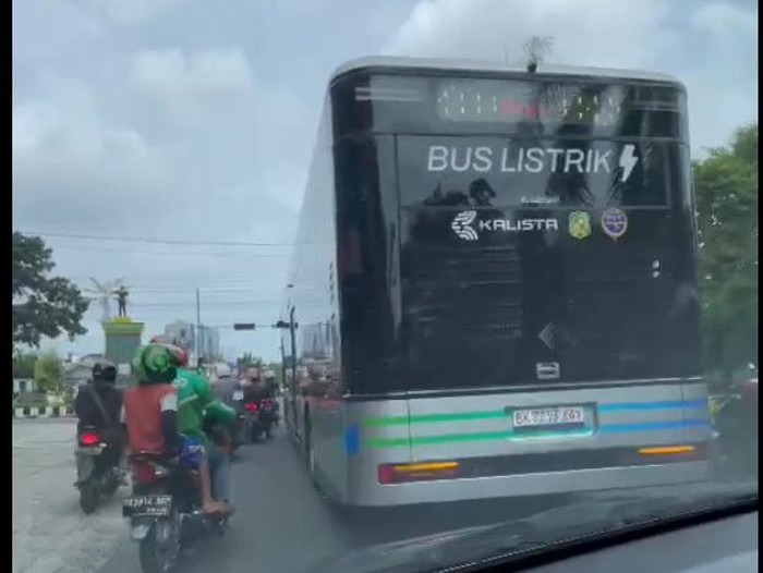 Bus listik mogok di Jalan Wahid Hasyim Medan. (Foto: tangkapan layar video viral)