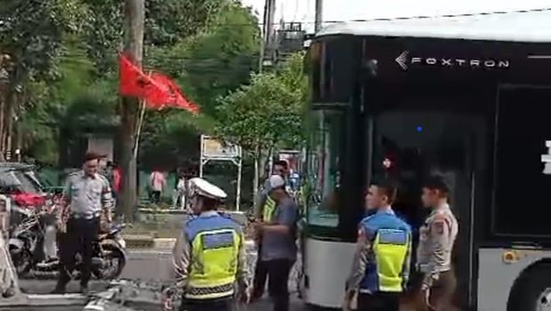 Bus listrik yang mogok diderek mobil Dishub Medan. (Foto: tangkapan layar video viral)