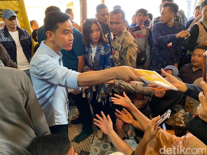 Calon Wakil Presiden nomor urut 2, Gibran Rakabuming Raka saat berdiskusi dengan pelaku UMKm Cirebon