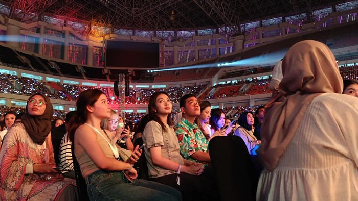 Cawapres nomor urut 2 Gibran Rakabuming menonton Golden Disc Awards (GDA) 2024 di Jakarta International Stadium (JIS),