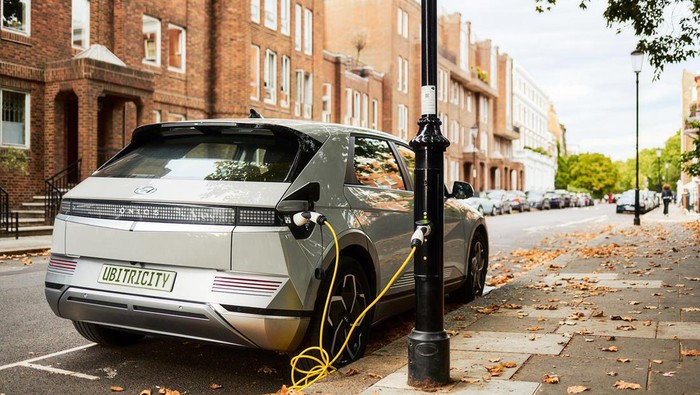 Charging mobil listrik di tiang lampu penerangan jalan London