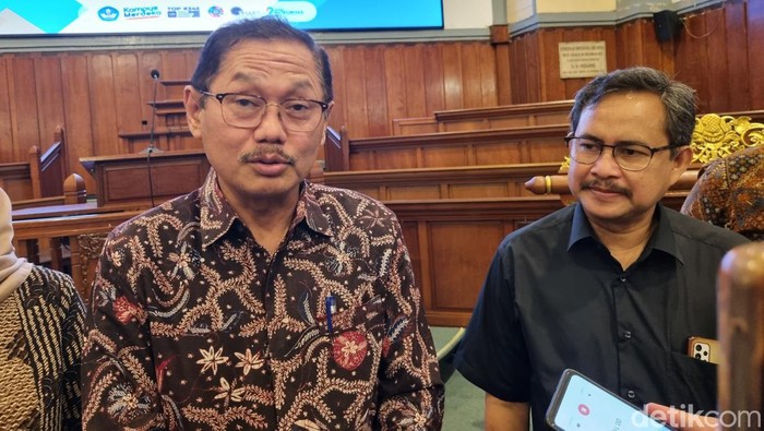 Dekan FK Unair Prof Dr dr Budi Santoso.