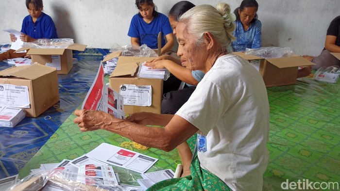 Emak-emak di Tana Toraja melipat kertas suara Pemilu 2024.