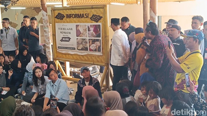 Gibran mendengarkan keluhan pengusaha UMKM (Rizky Adha Mahendra/detikcom)
