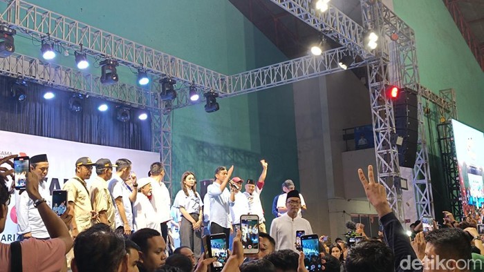 Gibran Rakabuming menghadiri acara konsolidasi relawan di GOR Bima, Cirebon, Jawa Barat.