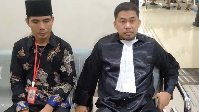 Guru honorer Apinsa bersama kuasa hukumnya saat pembelaan.