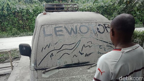 Hujan abu vulkanik mengguyur separuh kecamatan Wulanggitang. Mobil, rumah, jalan dan jagung ikut terpapar.