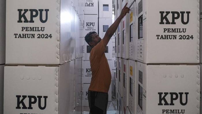 Petugas menyusun kotak suara di gudang logistik KPU Kota Kendari, Kendari, Sulawesi Tenggara, Sabtu (6/1/2024). KPU melakukan perakitan 5172 kotak suara yang selanjutnya akan didistribusikan ke-11 Kecamatan se-Kota Kendari.  ANTARA FOTO/Andry Denisah/Zk/nz