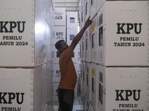Intip Perakitan Kotak Suara di KPU Kendari