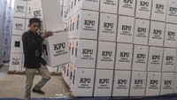 KPU melakukan perakitan 5172 kotak suara yang selanjutnya akan didistribusikan ke-11 Kecamatan se-Kota Kendari.