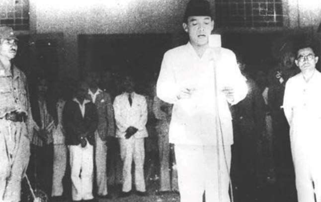 Ir Soekarno saat memproklamasikan kemerdekaan Republik Indonesia.