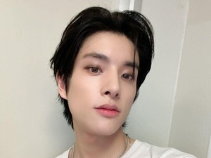 Jake ENHYPEN Minta Maaf Minum Starbucks di Live, Tuai Pujian Fans