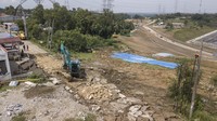 Menurut penuturan warga jalan sepanjang 50 meter ambles pada Kamis (4/1) dini hari, sehingga tidak bisa dilalui kendaraan dan proses perbaikan ditargetkan selesai selama tiga hari.