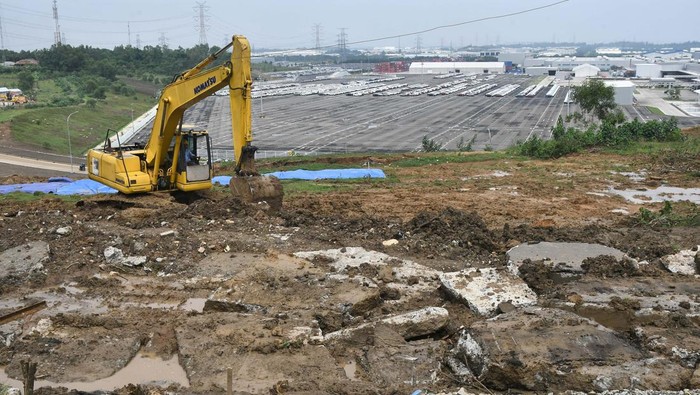 Foto udara alat berat escavator memperbaiki  Jalan Sukabungah yang ambles di Bojongmangu, Kabupaten Bekasi, Jawa Barat, Sabtu (6/1/2024). Menurut penuturan warga jalan sepanjang 50 meter ambles pada Kamis (4/1) dini hari, sehingga tidak bisa dilalui kendaraan dan proses perbaikan ditargetkan selesai selama tiga hari. ANTARA FOTO/ Fakhri Hermansyah/nz