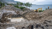 Pekerja menggunakan alat berat menyingkirkan material untuk pembangunan tiang jembatan di Kilometer 9 jalur Trans Sulawesi, Kelurahan Buluri, Palu, Sulawesi Tengah, Sabtu (6/1/2024).