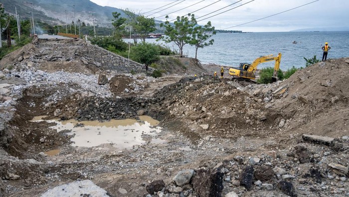 Pekerja menggunakan alat berat menyingkirkan material untuk pembangunan tiang jembatan di Kilometer 9 jalur Trans Sulawesi, Kelurahan Buluri, Palu, Sulawesi Tengah, Sabtu (6/1/2024). Kementerian PUPR mulai memperbaiki jembatan yang amblas akibat tergerus air hujan pada Maret 2023 lalu itu untuk memperlancar arus distribusi barang dan orang di jalur darat yang menghubungkan seluruh provinsi di Sulawesi Itu. ANTARA FOTO/Basri Marzuki/tom.