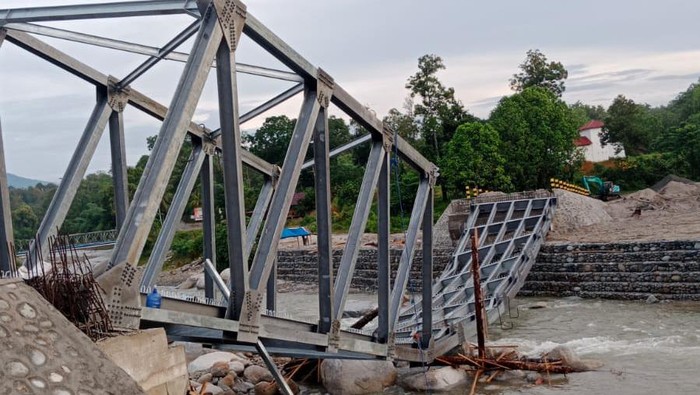 Jembatan di Sungai Balebo, Luwu Utara, Sulsel ambruk diterjang banjir.