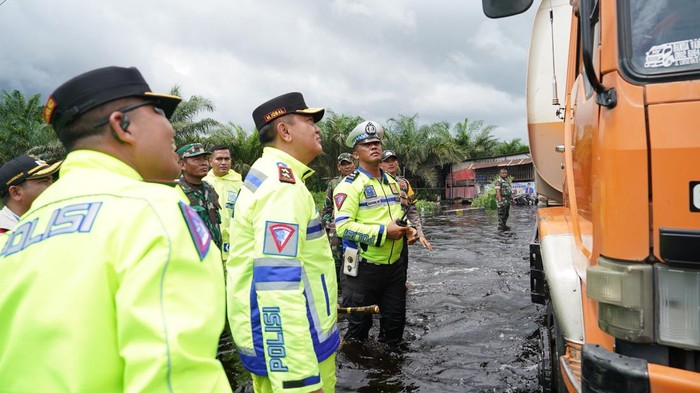 Kapolda Riau Irjen Iqbal cek banjir (Foto: Dok Humas Polda Riau)