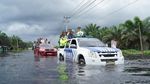 Potret Kapolda Riau Cek Banjir di Jalintim, Bagikan Bantuan ke Warga