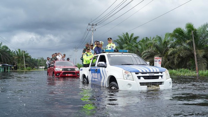 Pengecekan jalintim terendam banjir oleh Irjen Iqbal dilakukan siang tadi. Ikut hadir mendampingi kapolda yakni Wakil Bupati Pelalawan Zukri Misran, Kapolres AKBP Suwinto hingga Direktur Lalu Lintas Polda Riau Kombes Taufik.