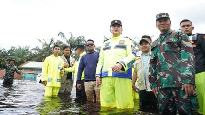 Potret Kapolda Riau Cek Banjir di Jalintim, Bagikan Bantuan ke Warga