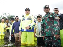 Potret Kapolda Riau Cek Banjir di Jalintim, Bagikan Bantuan ke Warga