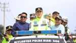 Potret Kapolda Riau Cek Banjir di Jalintim, Bagikan Bantuan ke Warga
