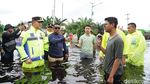 Potret Kapolda Riau Cek Banjir di Jalintim, Bagikan Bantuan ke Warga