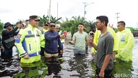Tak hanya menyusuri jalan yang terendam saja, Irjen Iqbal turut menyapa sopir truk yang melintas. Termasuk warga di sekitar lokasi yang rumahnya ikut terendam banjir. (Dok Polda Riau)