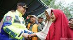 Potret Kapolda Riau Cek Banjir di Jalintim, Bagikan Bantuan ke Warga
