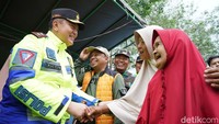 Selain mengecek titik banjir, Kapolda Riau Irjen Mohammad Iqbal juga menyapa dan menyerahkan bantuan ke warga yang terdampak. (Dok Polda Riau)