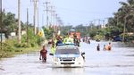 Potret Kapolda Riau Cek Banjir di Jalintim, Bagikan Bantuan ke Warga