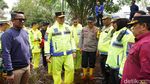 Potret Kapolda Riau Cek Banjir di Jalintim, Bagikan Bantuan ke Warga