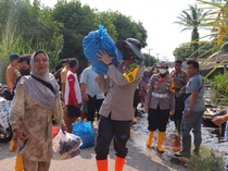 Potret Kapolres Kirim Bantuan ke Warga Korban Banjir-Cek TPS di Rohil