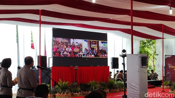 Kapolri Jenderal Listyo Sigit Prabowo saat berdialog dengan Lurah Pacarejo Suhadi melalui pertemuan daring di Kalurahan Karangtengah, Wonosari, Gunungkidul, Sabtu (6/1/2024).