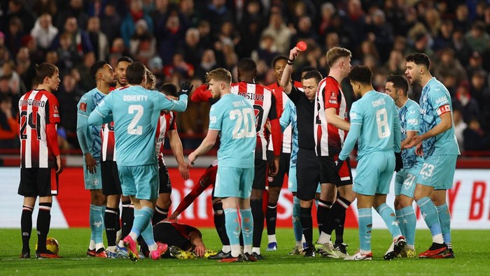 Soccer Football -  FA Cup - Third Round - Brentford v Wolverhampton Wanderers - Brentford Community Stadium, London, Britain - January 5, 2024  Wolverhampton Wanderers Joao Gomes is shown a red card by referee Tony Harrington Action Images via Reuters/Matthew Childs