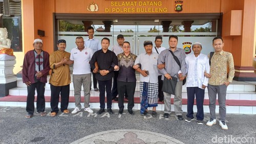 Bendesa Adat Sumberkelampok Jro Putu Artana bersama warga Desa Sekumpul dan dua tersangka Ahmad Zaini dan Muhamad Rasyad mendatangi Polres Buleleng, Jumat (10/11/2023).