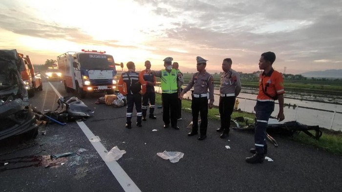 Kecelakaan mini bus vs truck di Tol Kanci Pejagan KM 246 yang masuk Kecamatan Tanjung, Brebes, Jawa Tengah, Sabtu (6/1/2024).