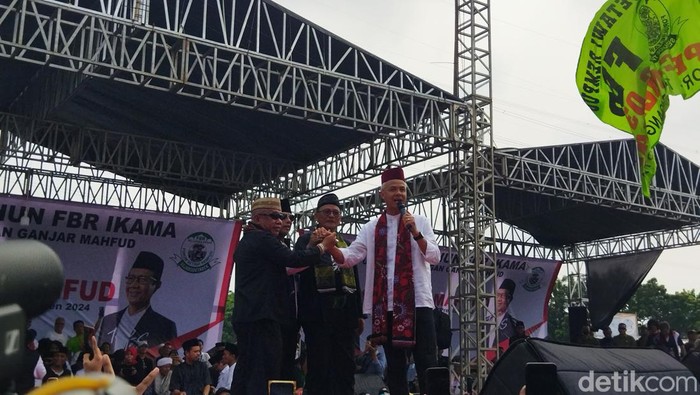 Keluarga besar Forum Betawi Rempug (FBR) dan Ikatan Keluarga Madura (IKM) Jabodetabek mendeklarasikan dukungan ke Ganjar-Mahfud (Kurniawan F/detikcom)