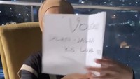 Jenita Janet tidak lupa diberi kejutan berupa kue ulang tahun oleh suaminya. Setelah membuka kue ulang tahun, artis itu kemudian membuka kartu ucapan. Foto: Instagram @jenitajanet