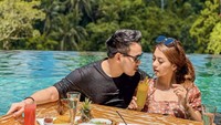 Kalau ini momen saat pedangdut yang dijuluki ‘Katy Perry Indonesia’ itu sarapan ala floating breakfast bersama sang suami. Mereka terlihat menikmati croissant dan buah. Foto: Instagram @jenitajanet