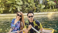 Kali ini Jenita Janet dan suaminya Danu menikmati beberapa macam makanan di perahu kayu. Makannnya mulai dari panacota hingga burger. Foto: Instagram @jenitajanet