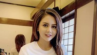 Wanita yang selalu tampil dengan baju penuh warna juga sempat menikmati daging bbq all you can eat di sebuah restoran nih. Foto: Instagram @jenitajanet