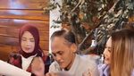 Keseruan Jenita Janet Saat Makan Malam dan Sarapan di Perahu