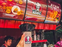 Mirip KFC, Gerai Ayam Goreng Ini Curi Perhatian!