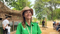 Klaudia mengatakan ada perubahan signifikan setelah dia menjadi populer karena disebut mirip Pevita Pearce. Salah satunya pengunjung Solo Safari makin banyak yang minta foto lebih ramah kepada dia. (Tara Wahyu/detikJateng)