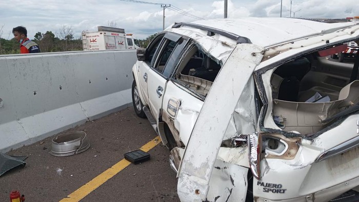 Kondisi Pajero ringsek usai kecelakaan di Tol Palindra.